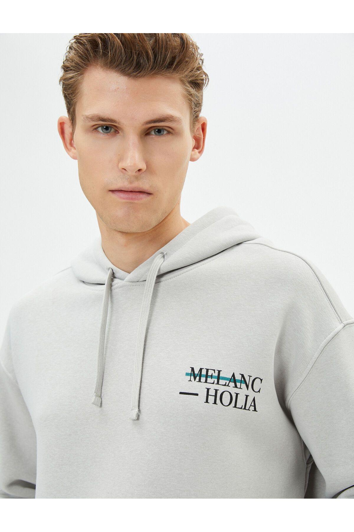 هودی بزرگ با جزئیات جیب کانگورو چاپ شده و شعار در پشت