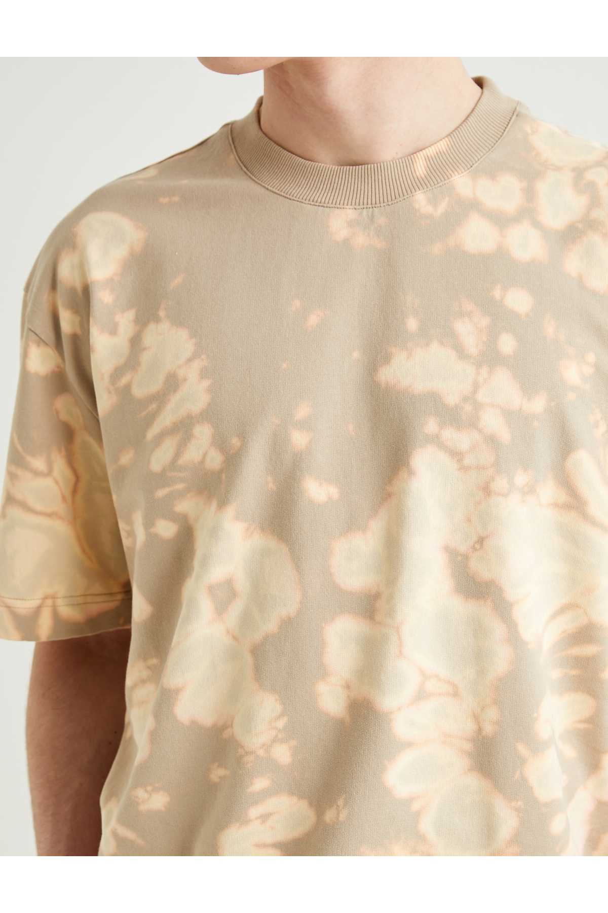 آستین کوتاه تیشرت انتزاعی چاپ شده با یقه خدمه