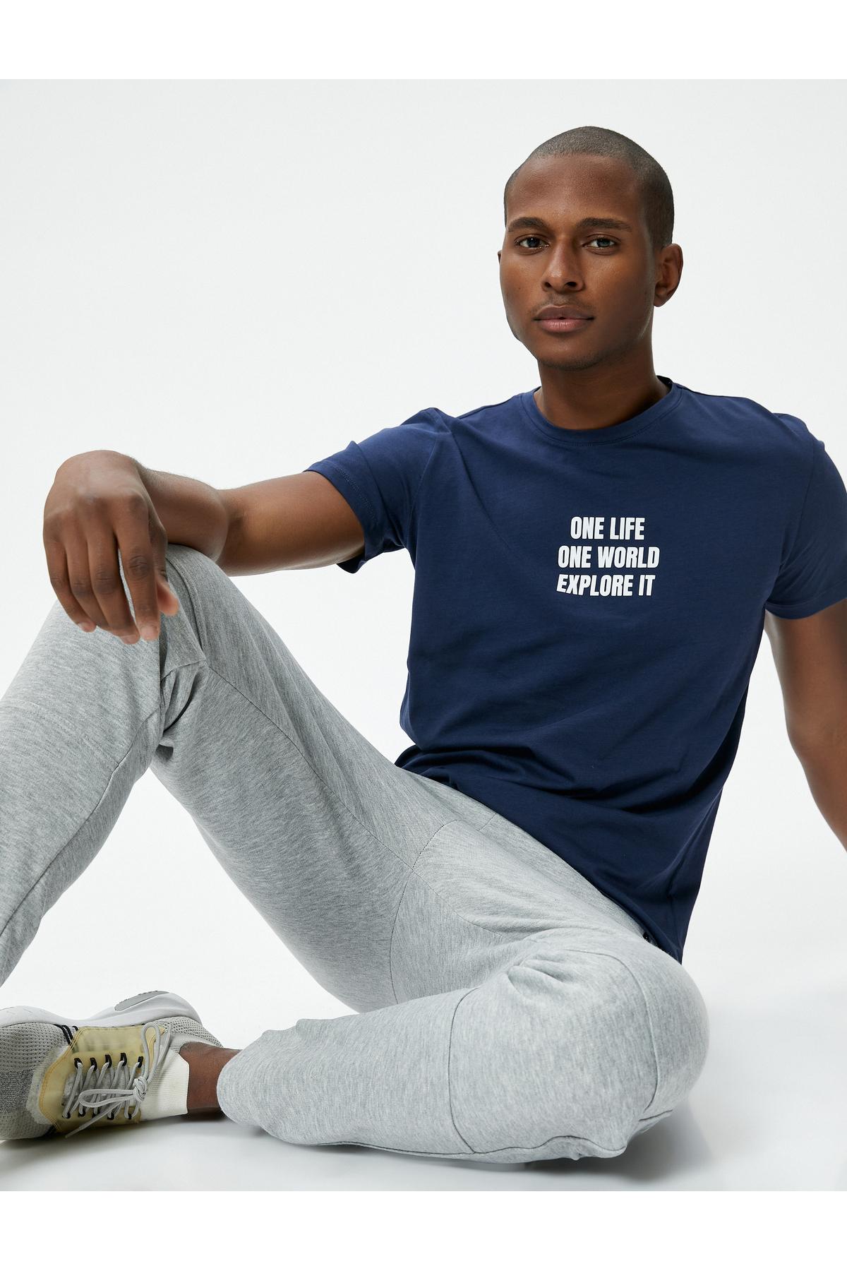 طرح تیشرت اسپرت یقه نخی چاپ شده