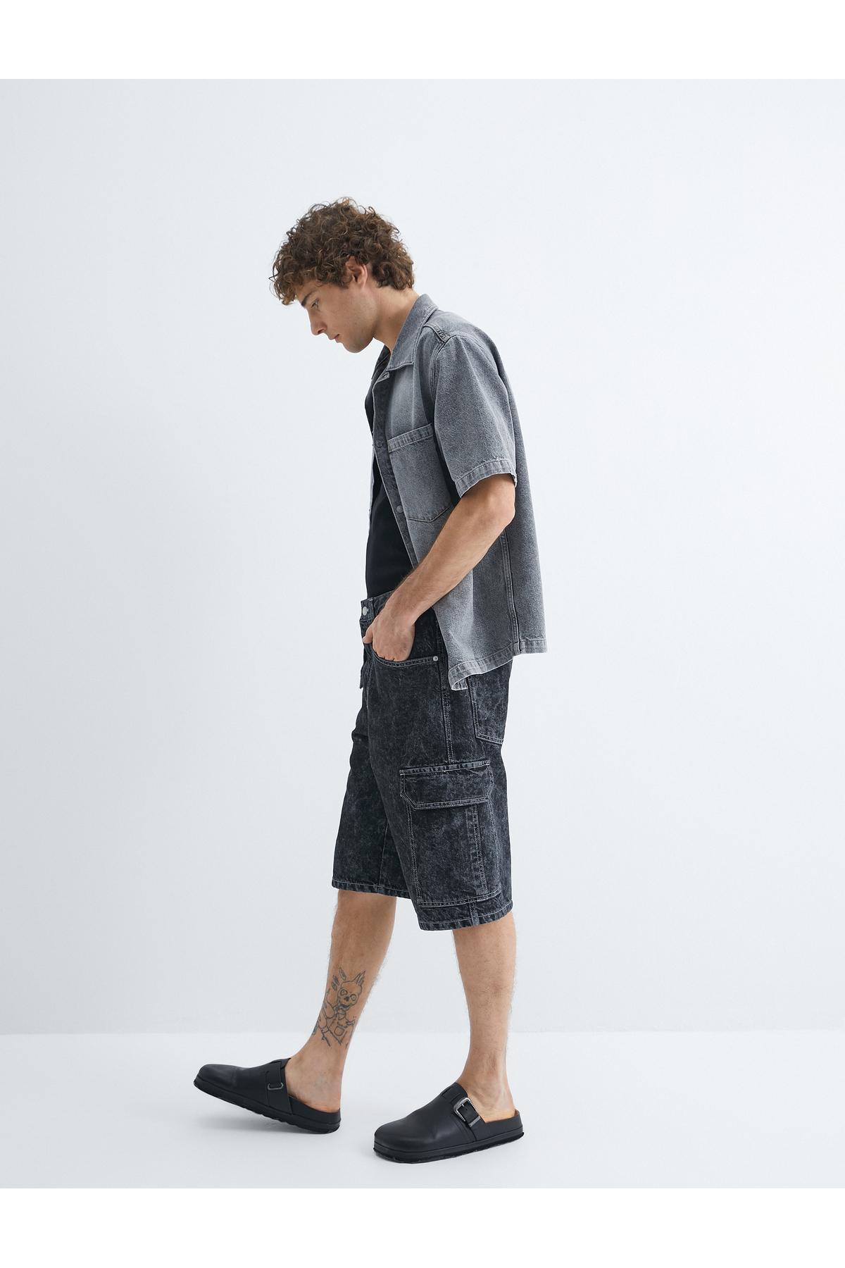 شلوارک جین بزرگ جین دکمه دار جیب باری با جزئیات شسته شده