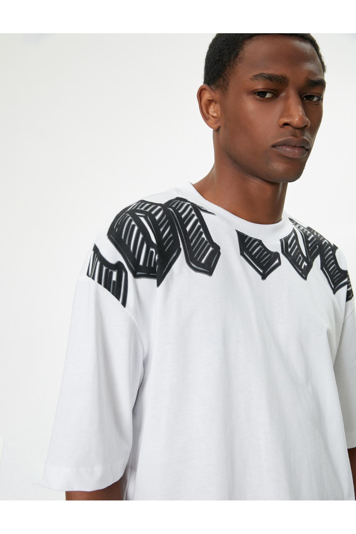 تیشرت بزرگ گرافیتی با یقه آستین کوتاه نخی