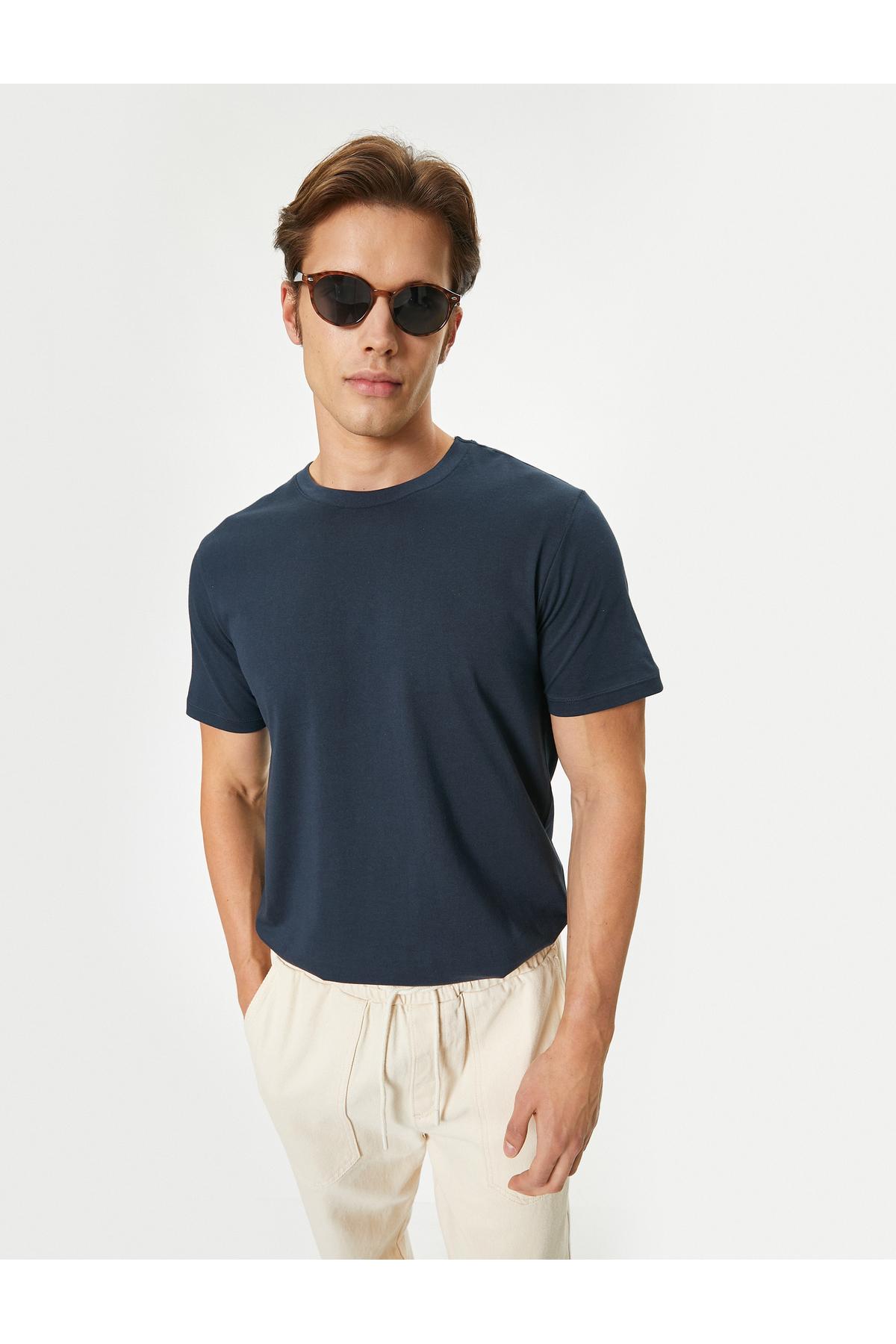 تیشرت پایه اسلیم فیت یقه آستین کوتاه نخی