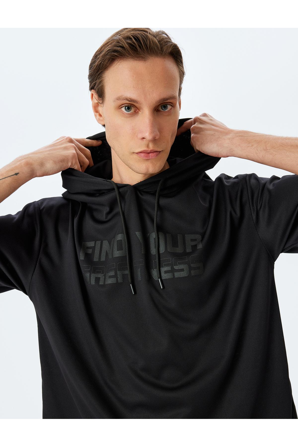 تیشرت اسپرت کلاهدار نیم آستین چاپ شعاری